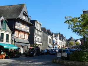 Guemene-rue centrale MD.JPG